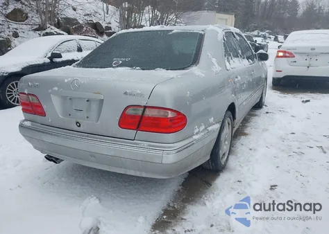 2001 Mercedes-Benz E 320 4M z USA, uszkodzony, nr VIN WDBJF82J51X059267